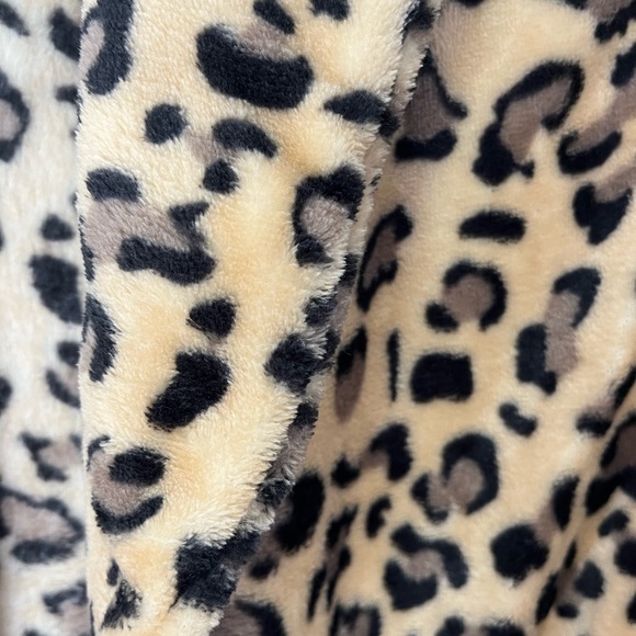 Faux Cheetah Print Large Collared Jacket with Pockets - Picture 4 of 6